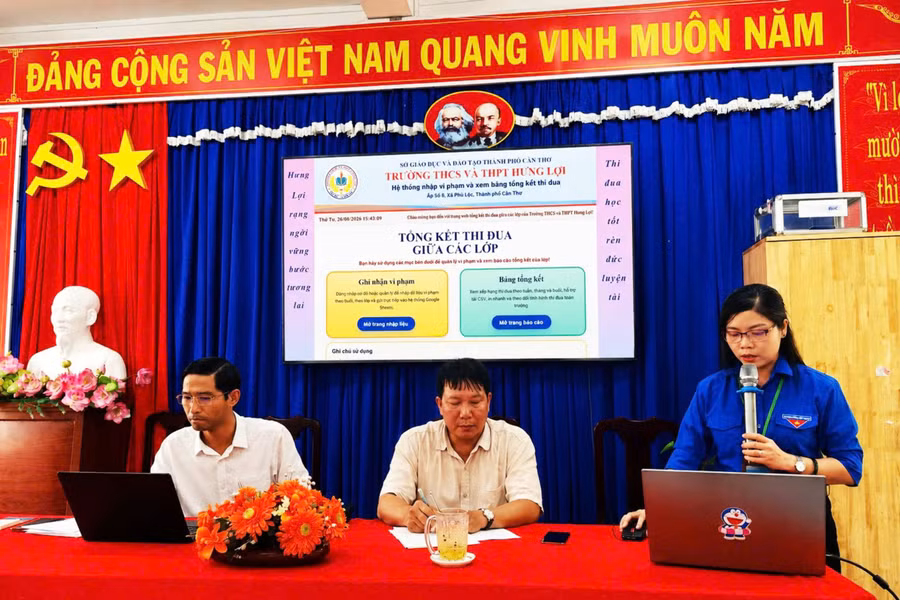 Một buổi hướng dẫn sử dụng phần mềm Tổng kết thi đua lớp giữa các lớp trước toàn thể cán bộ, giáo viên nhà trường.