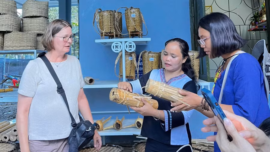Du khách tìm hiểu về đàn Cha pi tại Làng du lịch cộng đồng Hòn Dung. 1791869394928-2287941898850028344-1225510777767396601-9752e6646289fbd6b80d35ee630e8508.jpg