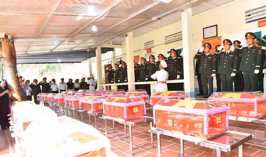 93 hài cốt liệt sĩ được đưa về Nghĩa trang Liệt sĩ Quốc gia Vị Xuyên. (Ảnh: Thanh Phúc) 1000056141.jpg