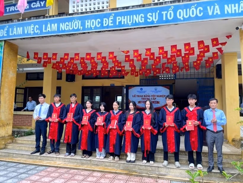 Lễ trao bằng tốt nghiệp trung cấp cho các học sinh Trung tâm liên kết với các đơn vị. hanh-trinh-gieo-chu-trao-nghe-va-be-phong-sinh-ke-cho-lao-dong-vung-xa.jpg