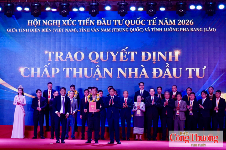 Chủ tịch UBND tỉnh Điện Biên Lê Văn Lương trao quyết định chấp thuận nhà đầu tư cho các nhà đầu tư.