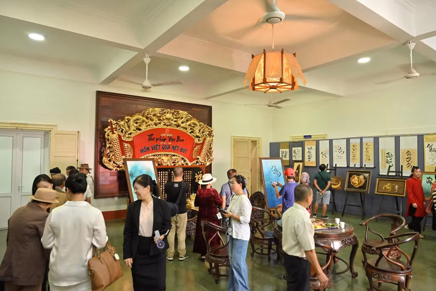 Đông đảo người dân, du khách tham quan các gian triển lãm. z8403010592094-f0584d2c66db8ac0ed862b5904e951b1.jpg