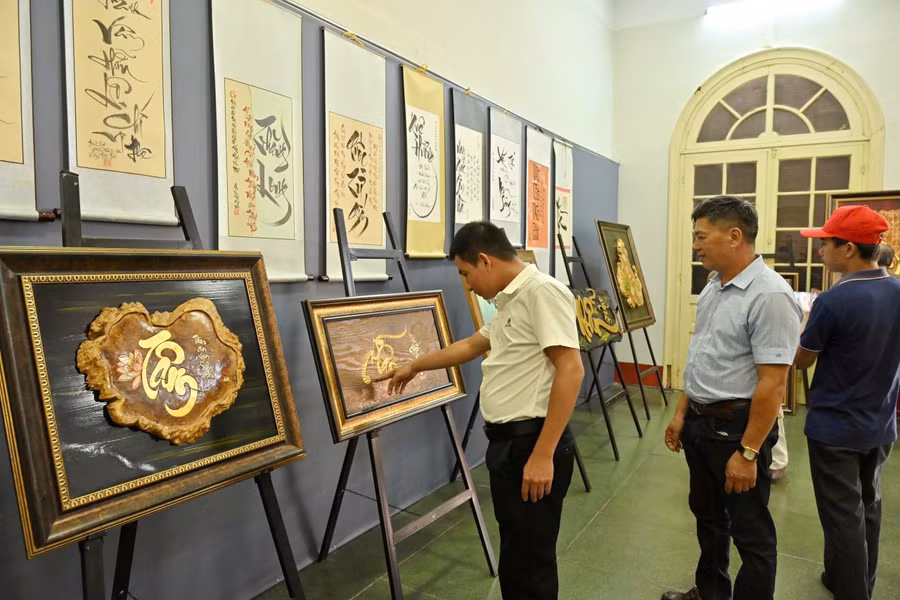 Không gian triển lãm bên trong di tích Cơ Mật Viện. z8403010592086-09876aa666a75927222e6e926b441522.jpg
