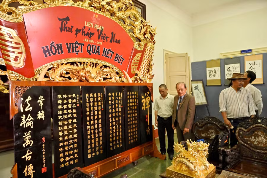 Các thư pháp Hán Nôm và thư pháp Quốc ngữ tại Liên hoan nhằm góp phần bảo tồn, phát huy nét đẹp văn hóa tinh thần gắn với truyền thống hiếu học của dân tộc. z8403010592096-c77e7aae79ebaac6ff9b5e7910ed9342.jpg