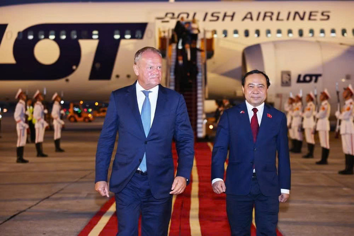 Bộ trưởng Bộ Khoa học và Công nghệ Vũ Hải Quân đón Thủ tướng Cộng hòa Ba Lan Donald Tusk tại sân bay Quốc tế Nội Bài (Hà Nội). Ảnh: Minh Đức/TTXVN