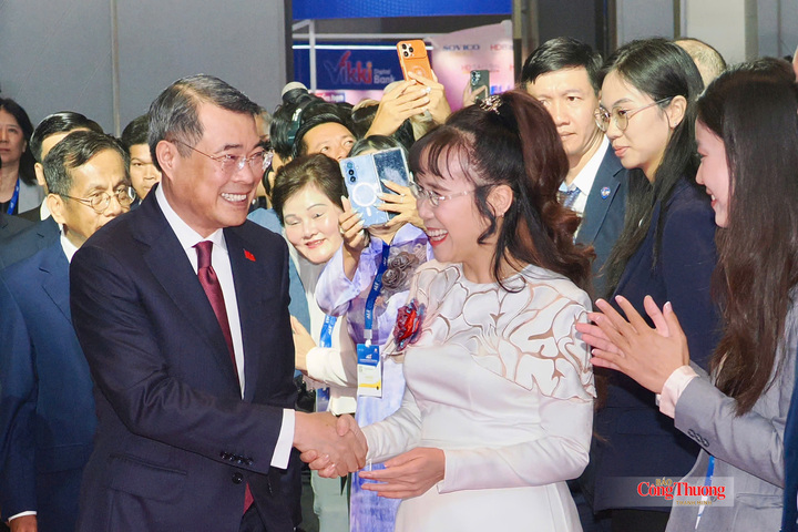 Thủ tướng Chính phủ Lê Minh Hưng gặp gỡ và trao đổi với doanh nghiệp tại diễn đàn.