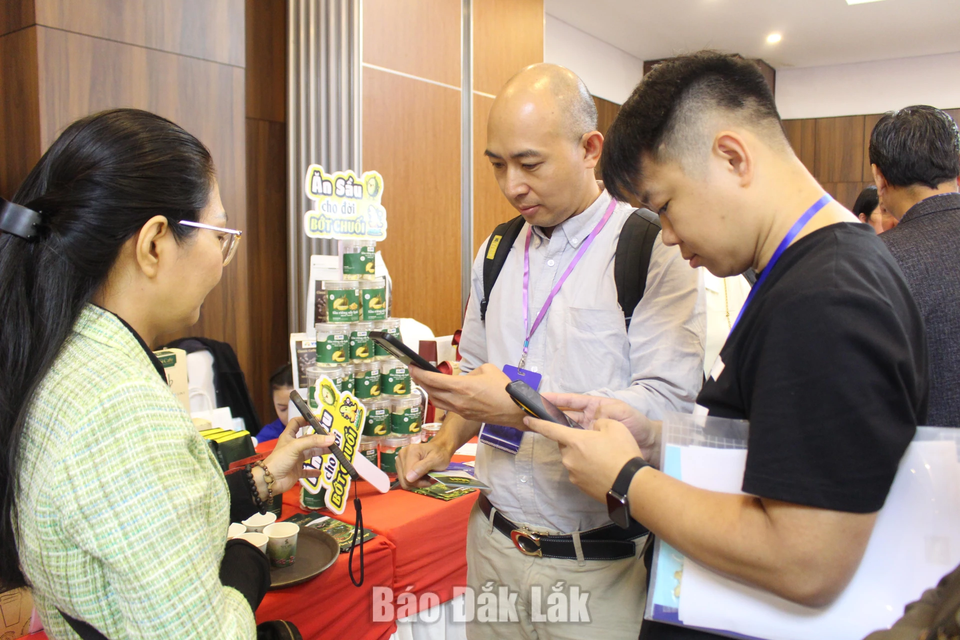 Doanh nghiệp Singapore tìm hiểu thông tin, sản phẩm của doanh nghiệp Đắk Lắk tại Hội nghị giao thương tổ chức ở phường Buôn Ma Thuột.